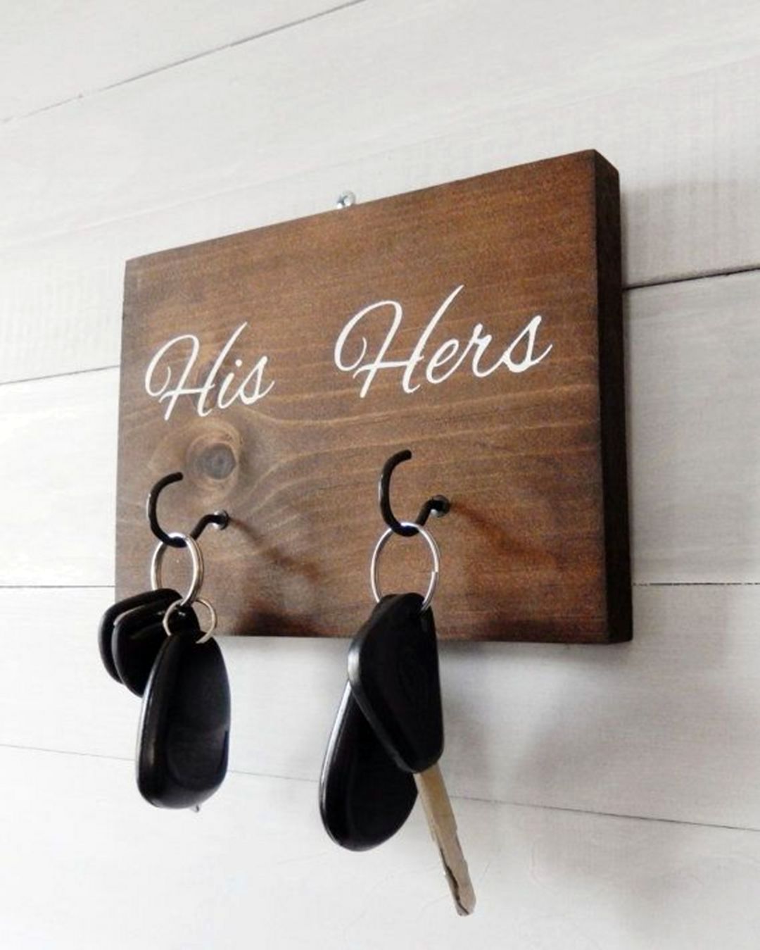 Fun DIY Mail And Key Holder For Wall